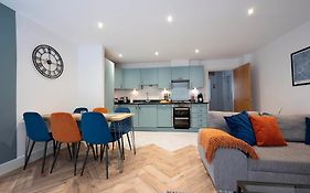 The Chaucer - Modern 3 Bed Home With Parking Close To City Centre